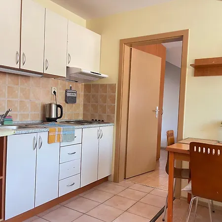 Apartman 33 *